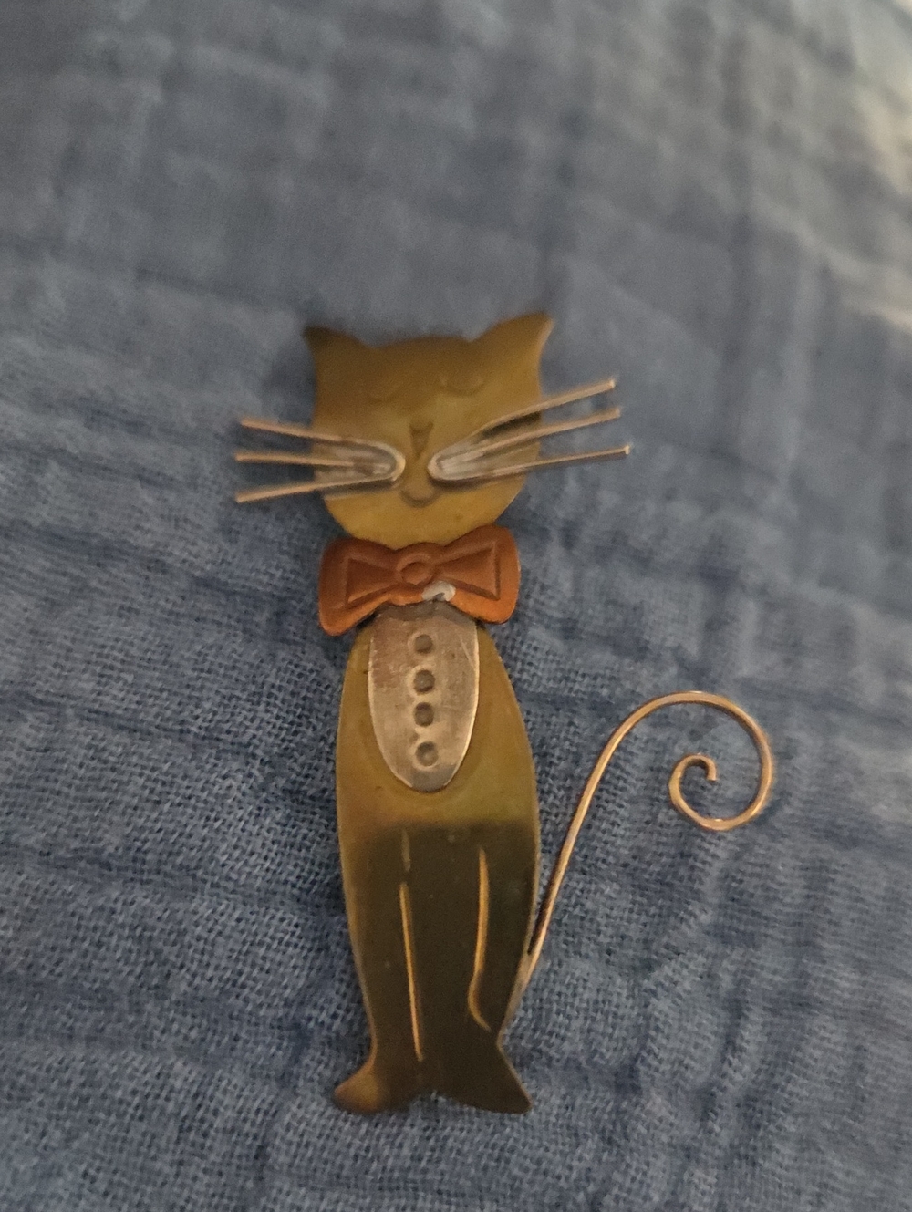 Vintage-Inspired Gold Cat Brooch with Brown Bow - Pets Cat Accessory